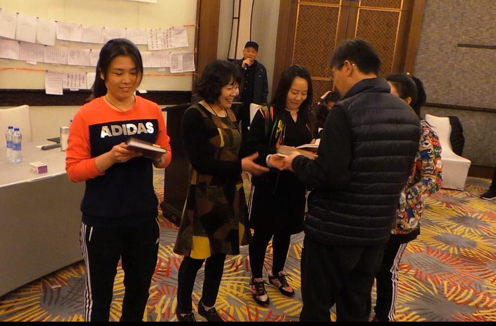 e864171ae6b24e6791759935fdc71f3c.jpg 搶椅子頒獎.jpg