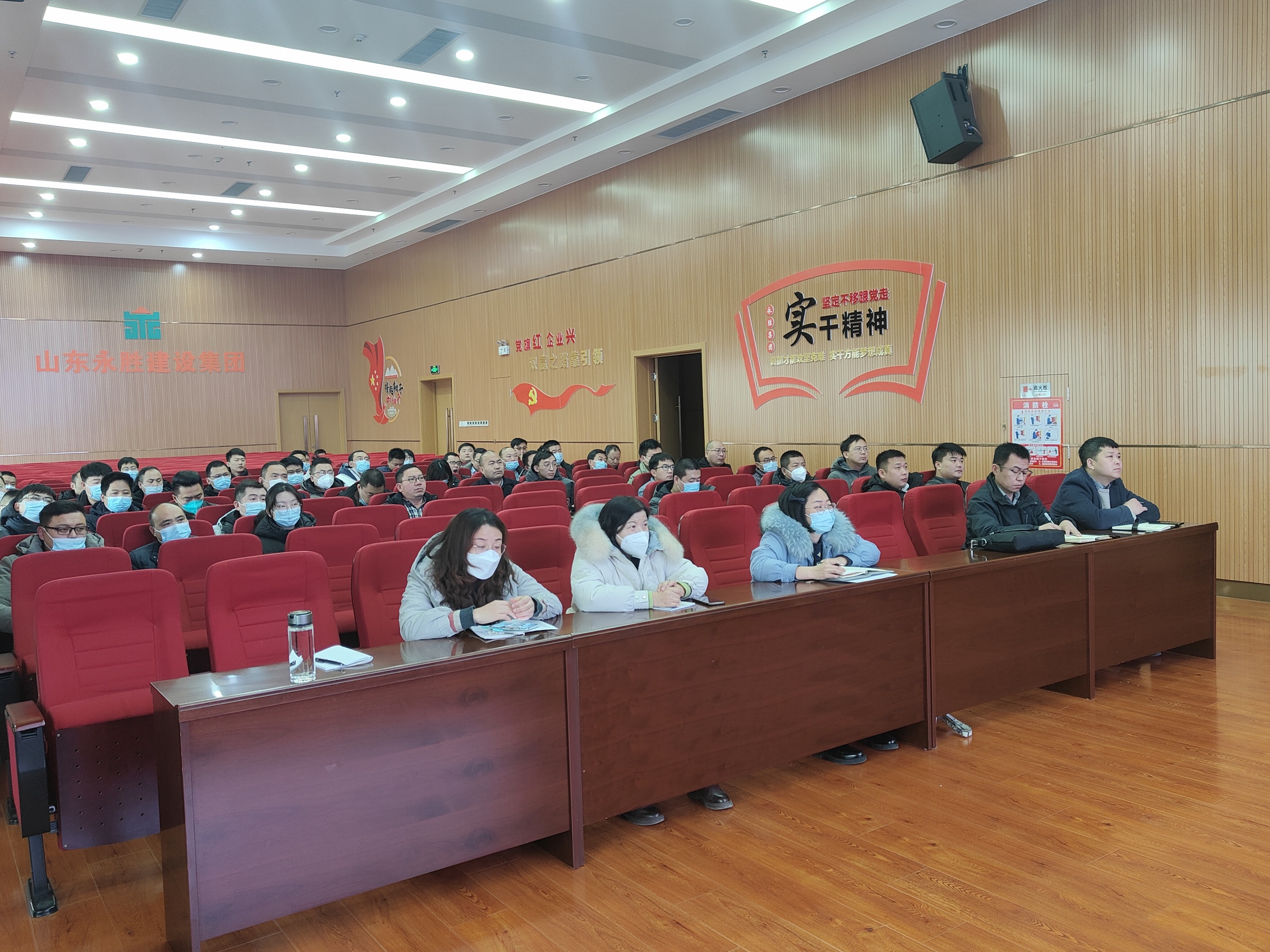 56fba8c7c0993c7739f1e2721bc4455a.jpg 安全生產(chǎn)第一課培訓(xùn)1.jpg